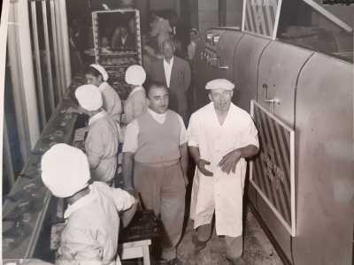 Nel 1954 Tommaso decise di lanciare un nuovo prodotto sul mercato e si rivolse cos� a un pasticcere milanese di nome Carlo (nella foto a destra), esperto nella creazione di panettoni. Quest�ultimo part� dalla ricetta della classica �pasta veneziana� che venne poi rielaborata per dare vita al dolce che tutti conosciamo